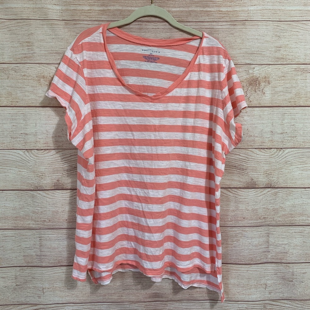 {Boutique} White and peach short sleeve V-neck